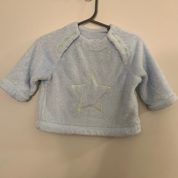Hanna Andersson Blue Fuzzy Sweater Sweatshirt Star Shoulder Snaps Size 60 cm - Picture 1 of 5